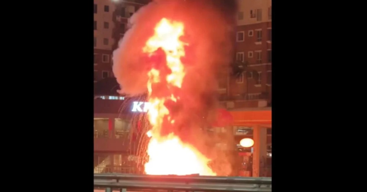 Fuel Price Signboard Catches Fire at BHP Petrol Station Near Sungai Besi Along North-South Expressway